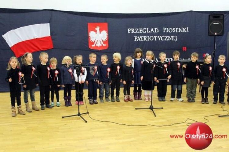 Przedszkolaki też chcą śpiewać i śpiewają pieśni patriotyczne