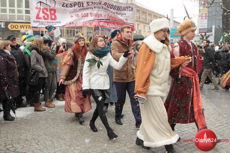 Maturzyści zatańczyli poloneza pod ratuszem