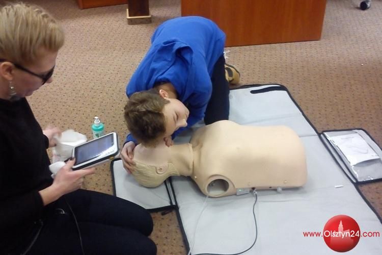 Gimnazjaliści z „13” w Centrum Powiadamiania Ratunkowego w Olsztynie