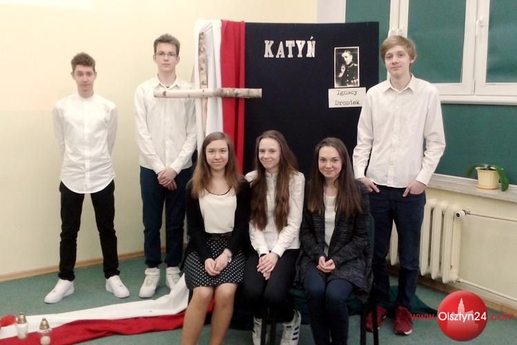 Prezentacja  słowno-muzyczna  w Gimnazjum nr 13 na Dzień Pamięci Ofiar Zbrodni Katyńskiej