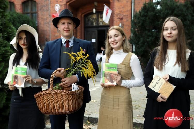 Licealiści z I LO w Olsztynie zachęcali do czytania „Przedwiośnia”