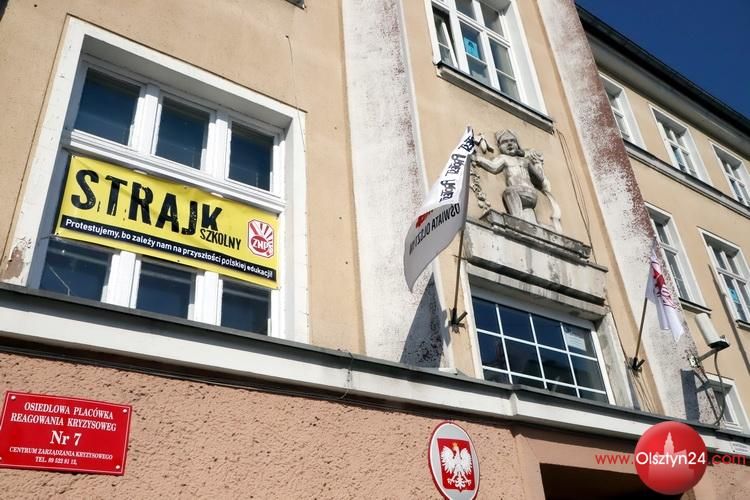 Olsztyńscy nauczyciele strajkują, lista zamkniętych szkół się wydłuża 