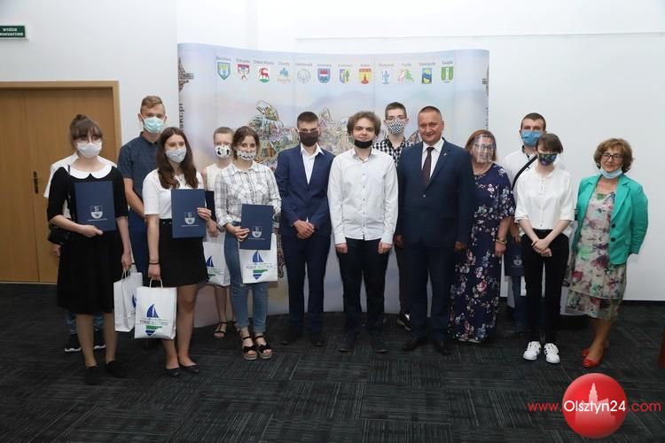 Młodzi i zdolni z powiatowych szkół odebrali nagrody starosty olsztyńskiego