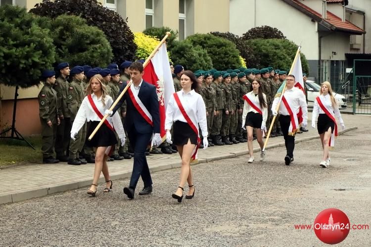 Szkolnym dzwonkiem wojewoda ogłosił początek wakacji na Warmii i Mazurach