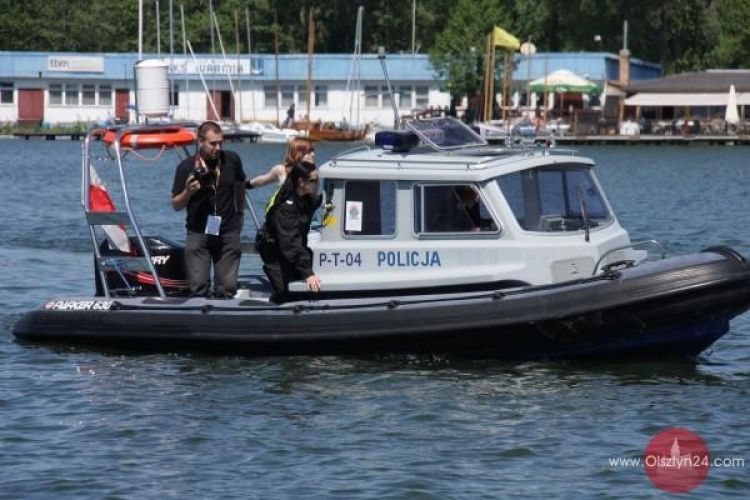 Wyciągnęli żeglarzy z wody