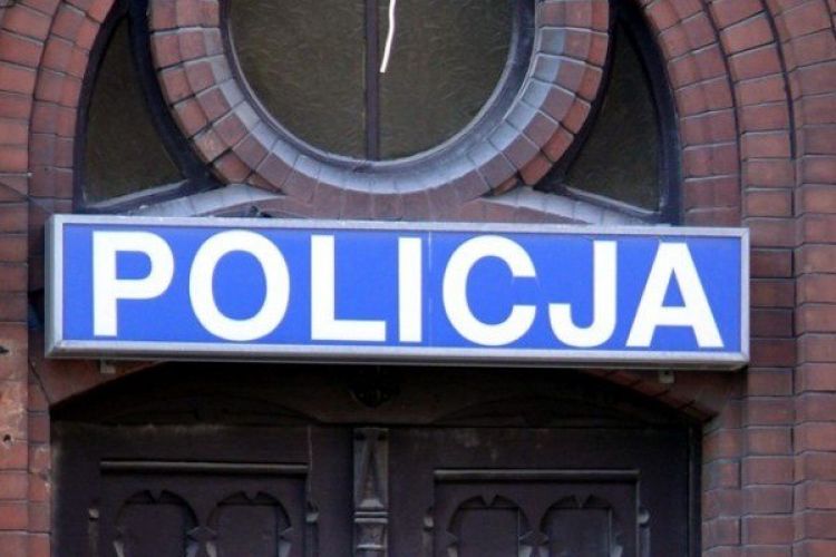 Zobaczył pieniądze wystające z bankomatu, przyniósł je do komendy