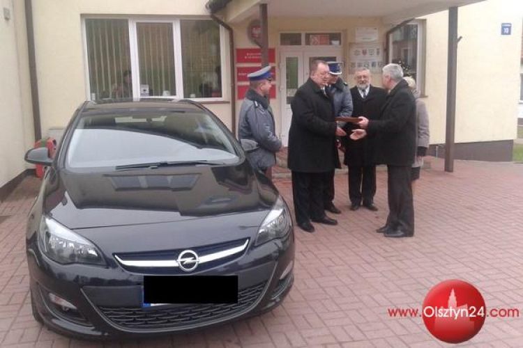 Policjanci ze Stawigudy otrzymali na święta nieoznakowany radiowóz