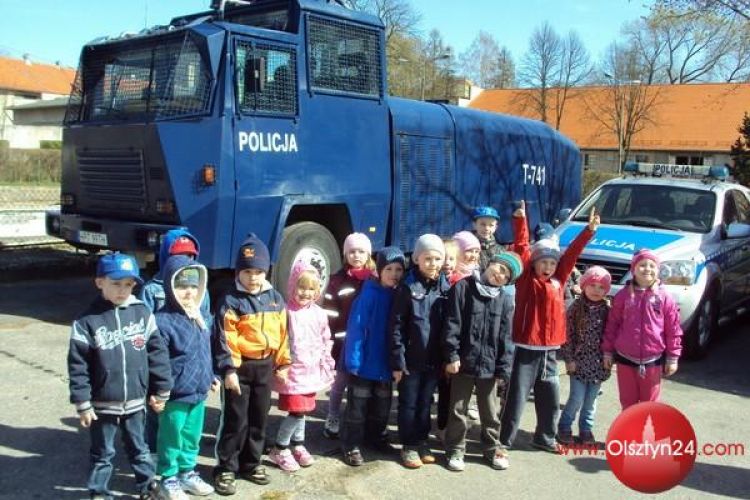 Uczniowie z „Dziesiątki” odwiedzili olsztyńską komendę Policji