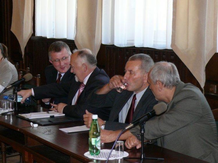 Jednego odwołali, drugi sam zrezygnował