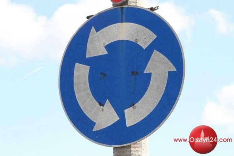 Utrudnienia przy rondzie w Bartągu