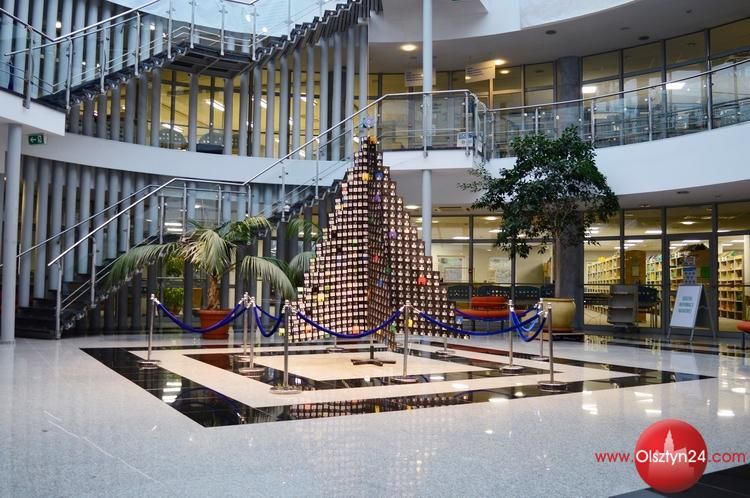 Tradycyjnie nietypowa choinka stanęła w Bibliotece Uniwersyteckiej UWM