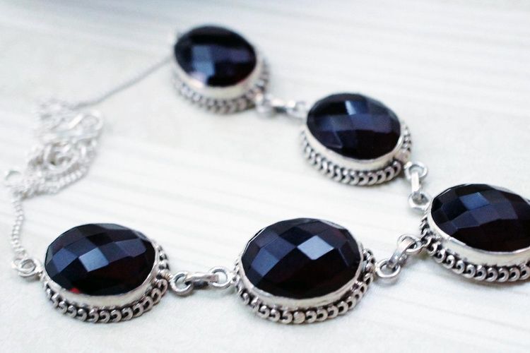 Jak zrobić biżuterię na prezent? Cztery pomysły