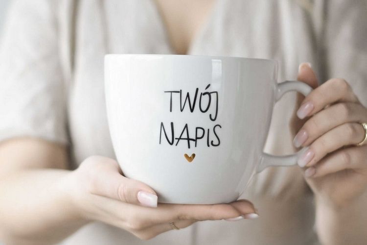 Kubek z napisem na prezent! — Podpowiadamy, na co zwrócić uwagę i jaki napis wybrać!
