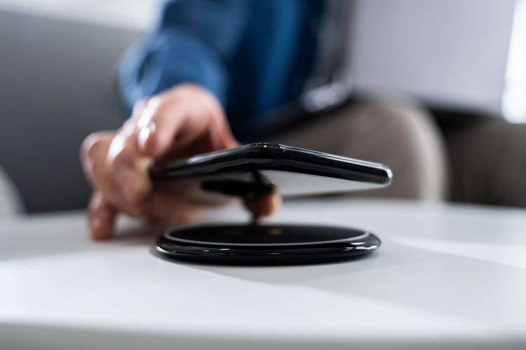 W jaki sposób można wykorzystać ładowarkę bezprzewodową Samsung?