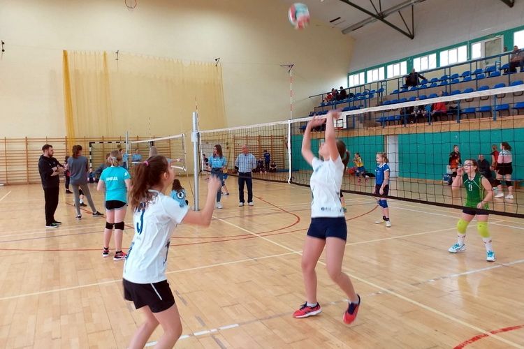Siatkarki z SP 33 rywalizowały w Giżycku w turnieju eliminacyjnym „Kinder+Sport”