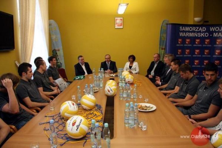 Siatkarze AZS UWM z wizytą u marszałka