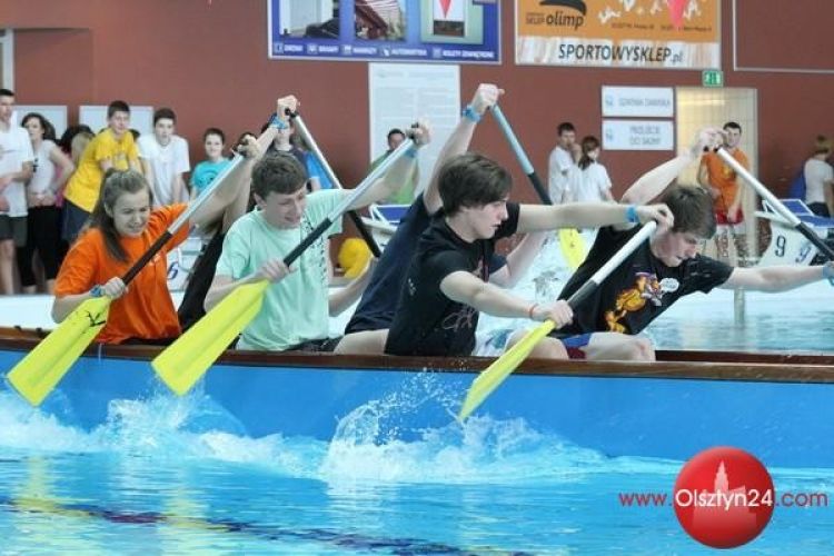 Smocze łodzie na basenie