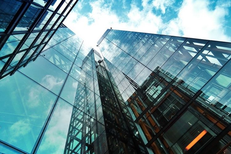 Mocowania punktowe do szkła we współczesnym budownictwie