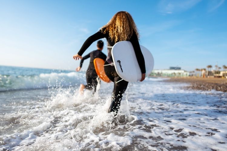 Pływanie na desce SUP – dlaczego warto postawić na taką formę rekreacji?