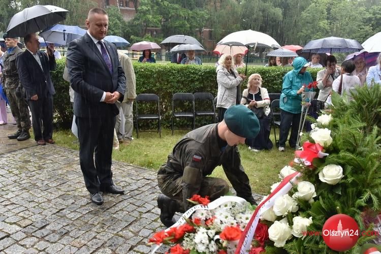 Niebo płakało na wspomnienie walecznych poległych. Obchody 81. rocznicy Powstania Warszawskiego w Olsztynie 