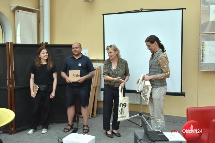 Wystawa Międzynarodowego projektu typograficznego PoeTry 2025 – zasmakuj Poe`go otwarta w WBP
