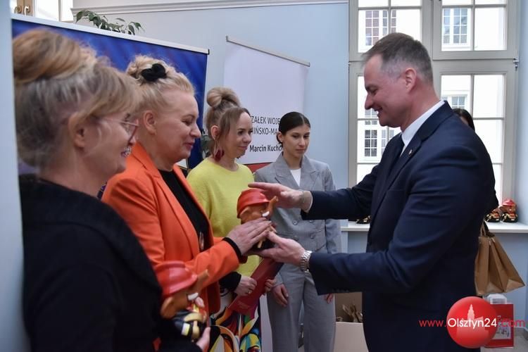 Strażacy ochotnicy plastycznie zaprezentowani w Galerii Marszałkowskiej