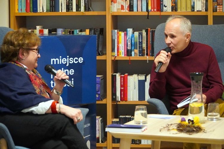 Poezja w służbie empatii. Debata o prawach zwierząt odbyła się w WBP