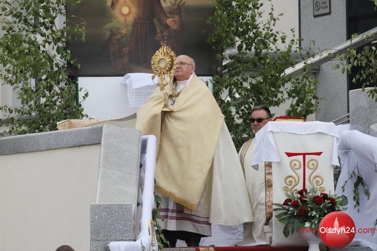 Uroczysta procesja eucharystyczna przeszła ulicami olsztyńskiego śródmieścia