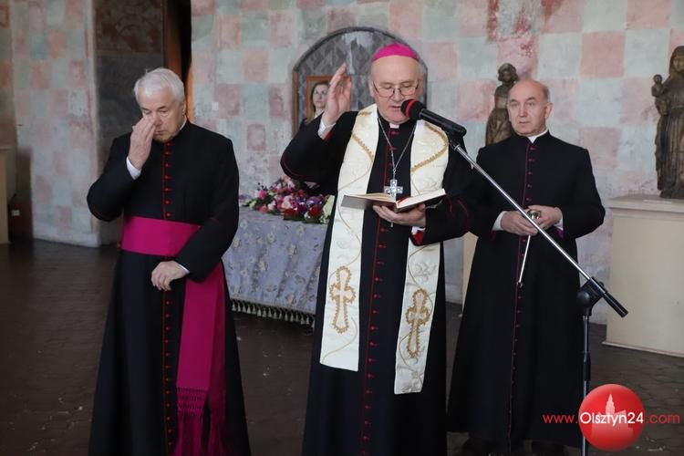 W Zamku Biskupów Warmińskich odsłonięto herb abpa Józefa Górzyńskiego